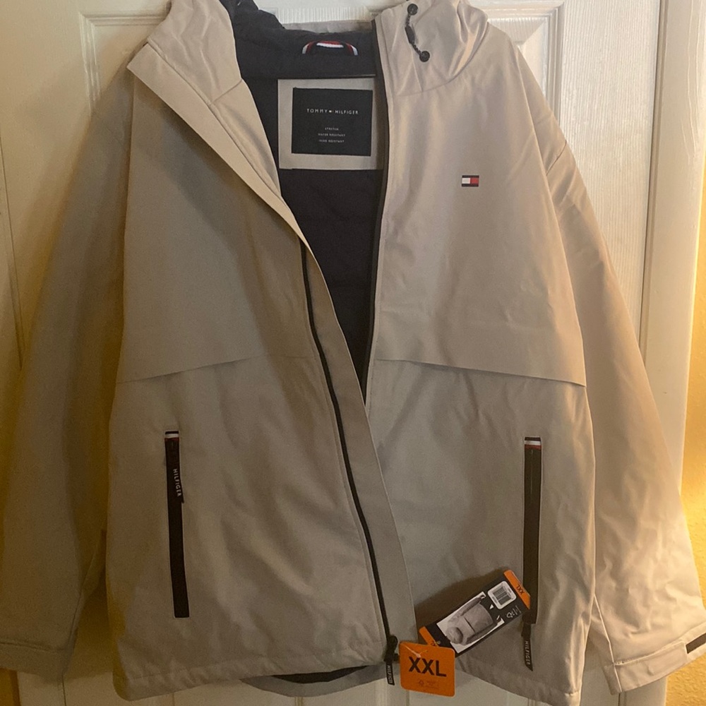 MENS NEW WITH TAGS TOMMY HILFIGER WATER RESISTANT & WIND RESISTANT JACKET